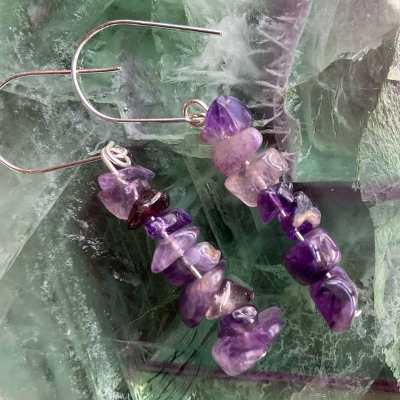 Alquimia Jewelry - Amethyst dangle long drop earrings in silver/manifesting self confidence crystal